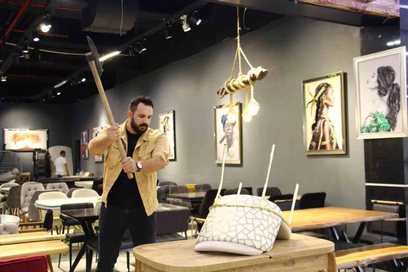 Yaptığı sıra dışı testlerle mobilyalarının sağlamlığını ispatlıyor
