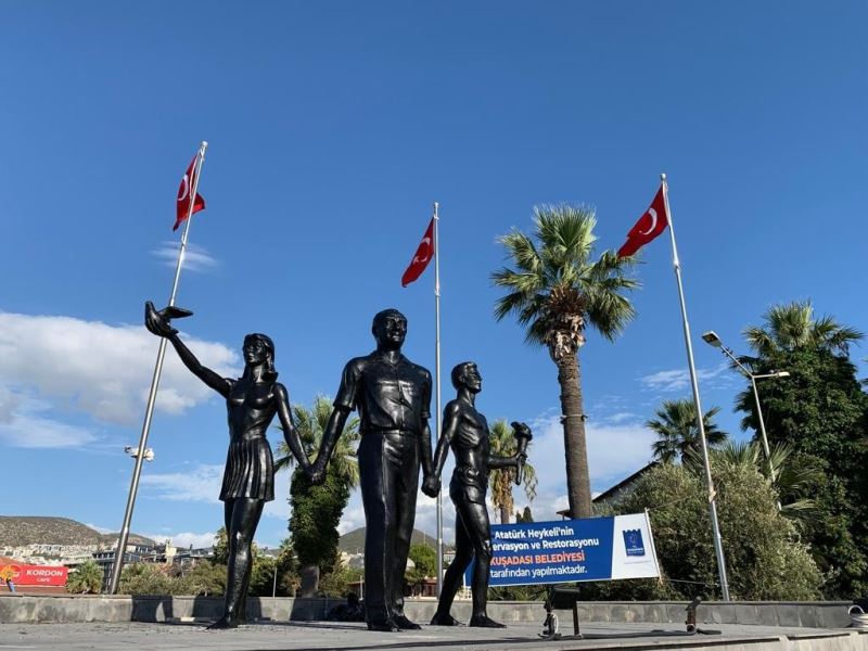 Kuşadası’daki Atatürk heykeli aslına uygun olarak yenilendi
