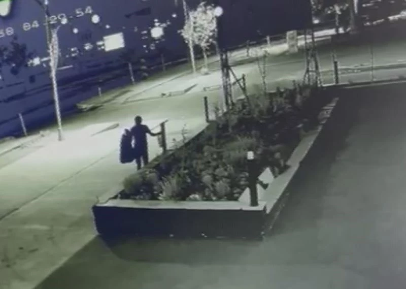 Hırsıza sitemi güldürdü, o anlar kameralara yansıdı
