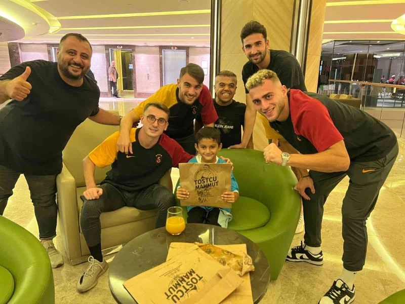 Protez bacaklarına kavuşan Muhammet, Galatasaraylı futbolcularla bir araya geldi
