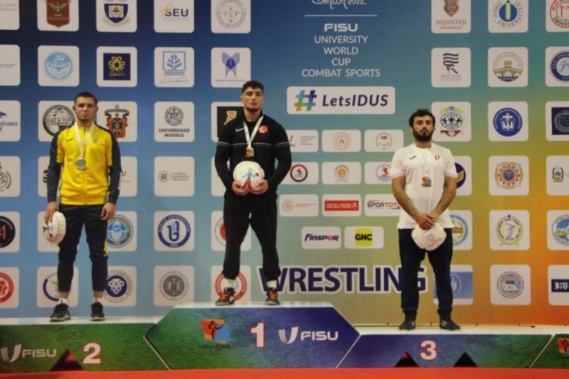 Büyükşehirli güreşçiden tarihi başarı
