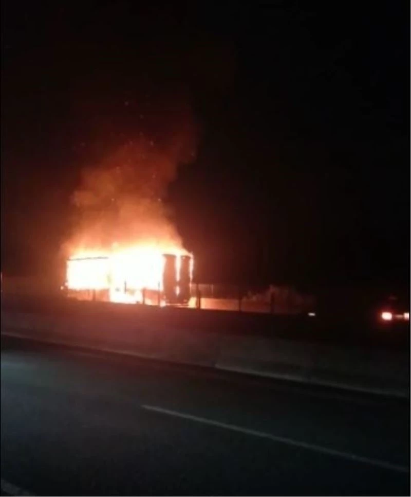 Rulo kağıt yüklü tır, Avrupa Otoyolu’nda alev topuna döndü
