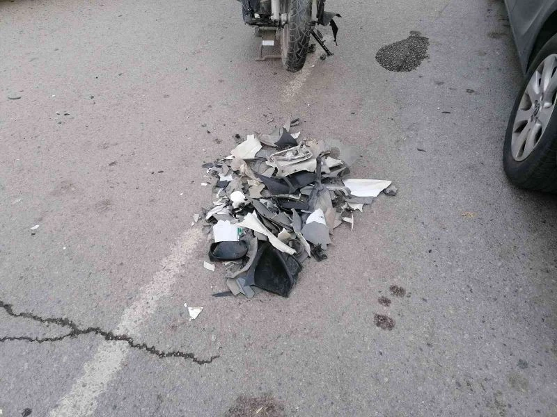 Otomobille çarpışan motokurye yaralandı
