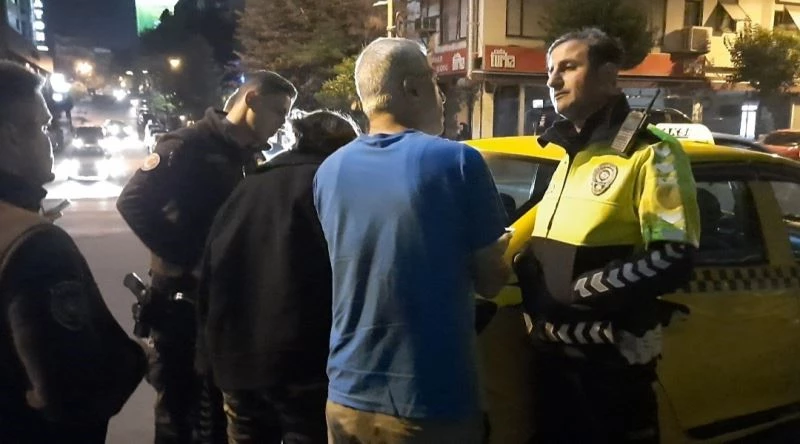 Turistten fazla ücret istediği iddia edilen taksiciyi bekçiler yakaladı

