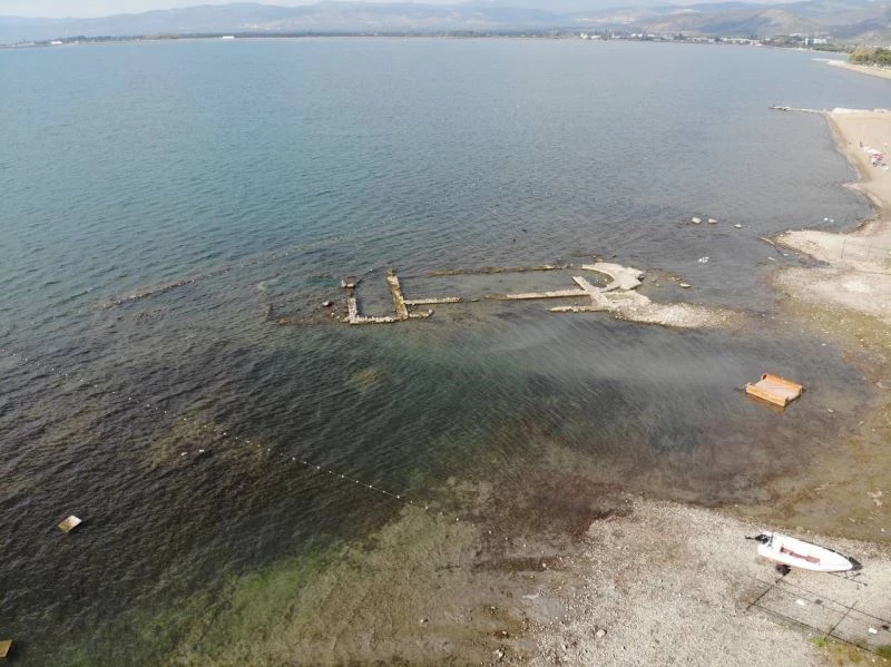 Kuraklık vurdu...2 bin yıllık tarihi bazilika resmen su üzerine çıktı
