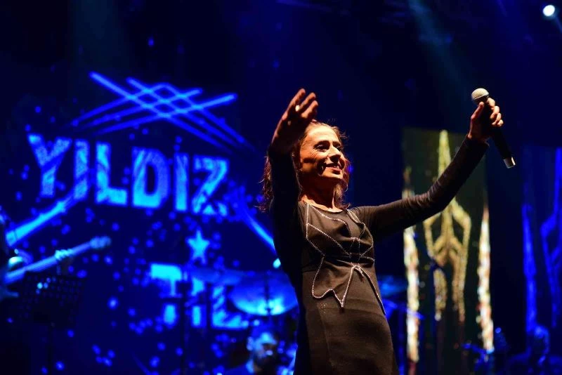 Yıldız Tilbe, Bursa’da hayranlarını coşturdu
