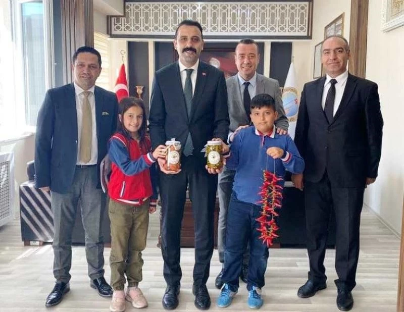 Öğrenciler Kaymakam Bozoğlan’a kendi yaptıkları turşuları takdim ettiler
