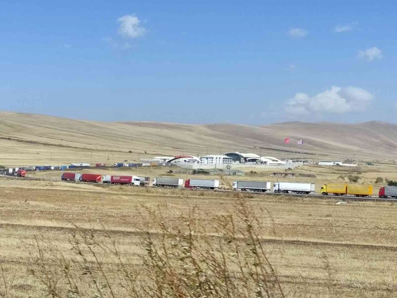 Gürcistan sınırında 8 kilometrelik tır kuyruğu

