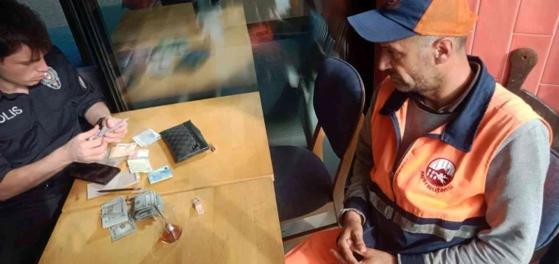 Fatih’te temizlik işçisi yolda para dolu cüzdan buldu
