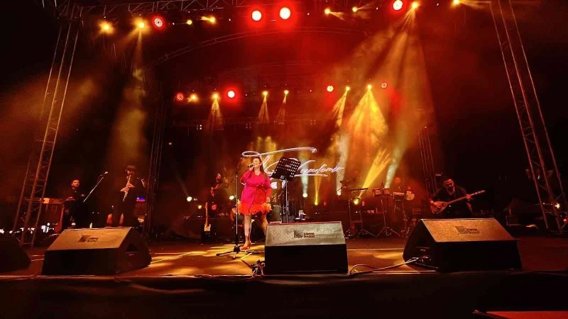 Tuğçe Kandemir, alanı dolduranlara unutulmaz bir gece yaşattı
