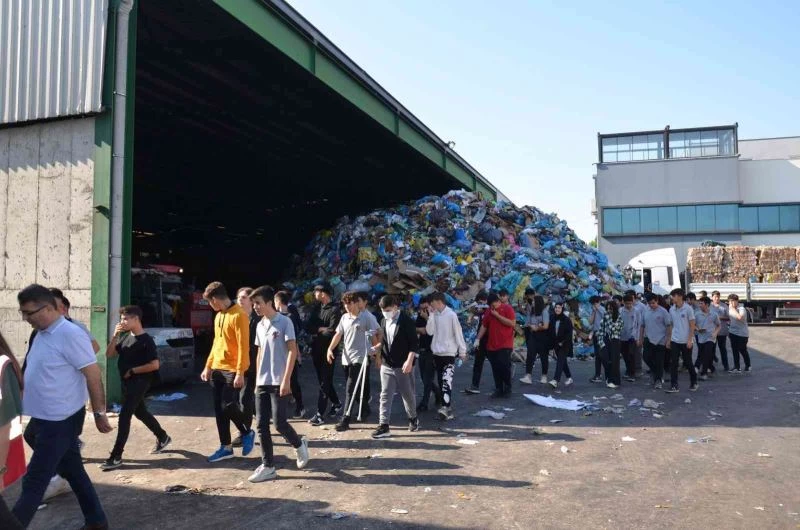 Öğrenciler geri dönüşüm tesisini gezdi

