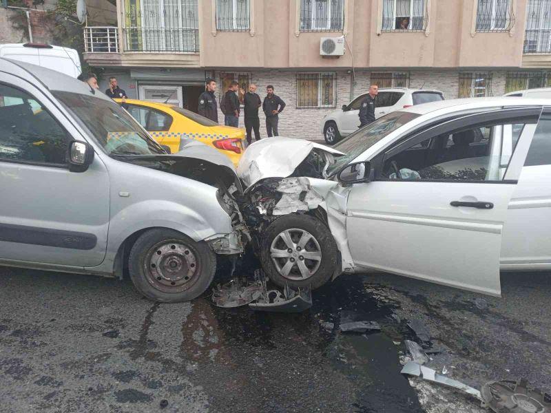 Eyüpsultan’da feci kaza: Refüjü aşarak karşı şeride uçan araç otomobile çarptı
