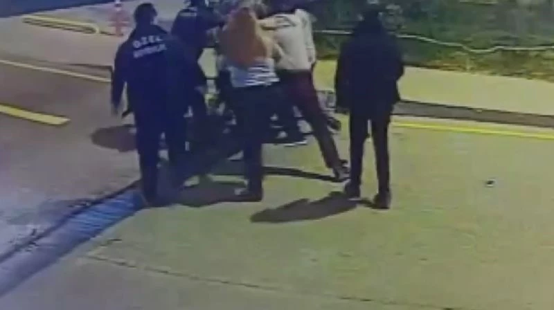 Seyrantepe Hamidiye Etfal Hastanesi’nde bıçaklı “rapor” kavgası kamerada: 5 yaralı
