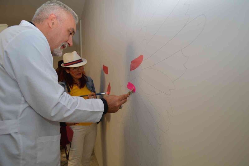Muğla’da meme kanseri farkındalık ayında mamografi odasının duvarları boyandı
