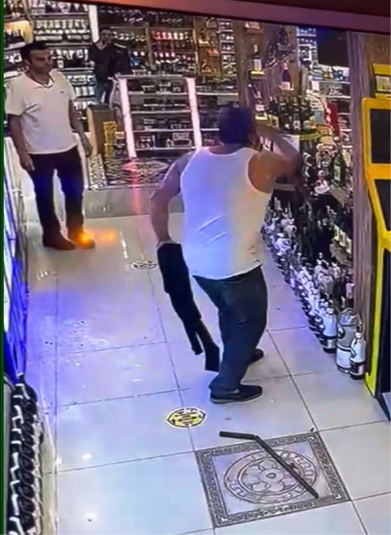 Kardeşinin marketine baltayla saldırdı
