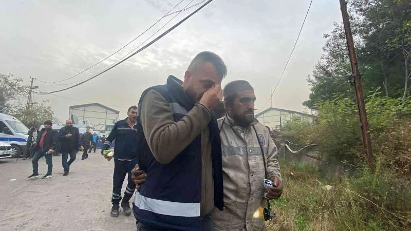 Madendeki kurtarma çalışmalarına katılan işçi gözyaşlarına boğuldu
