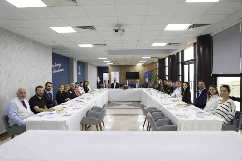 Rektör Sarıbıyık şampiyon öğrencilerle buluştu
