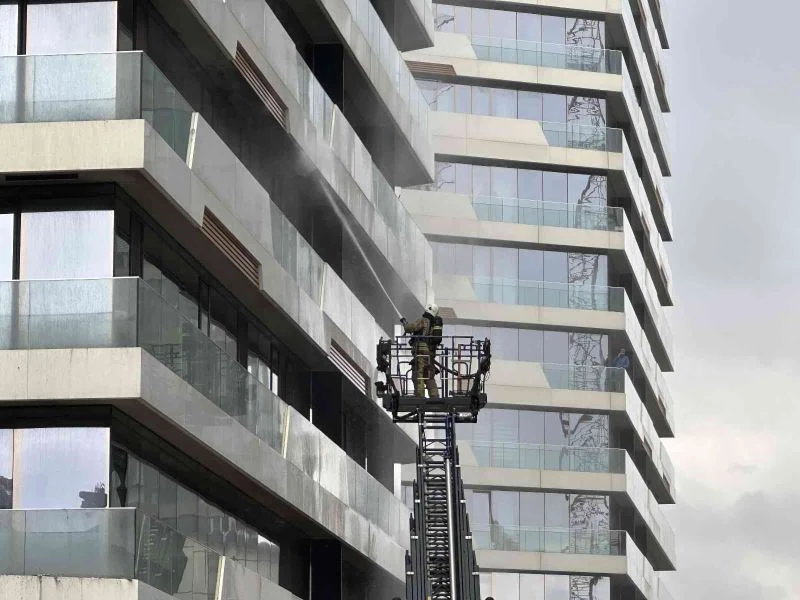 Kadıköy’de alevlere teslim olan rezidansta yeniden yangın çıktı
