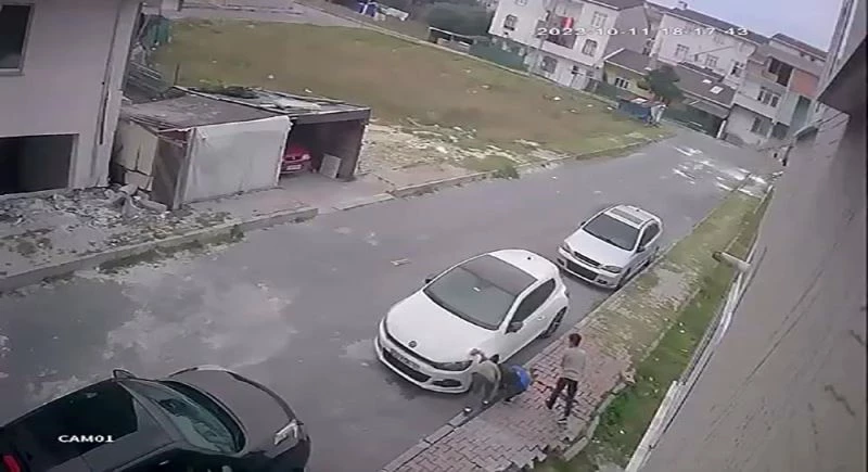 Arnavutköy’de çocuklar sokaktaki bütün arabaların sibop kapaklarını söktü
