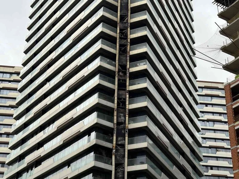 Kadıköy’de alevlere teslim olan rezidansta oluşan hasar gün aydınlanınca ortaya çıktı
