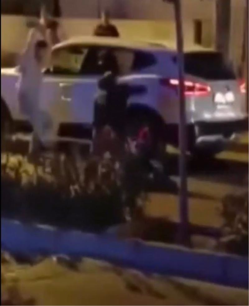 İzmir’de yol verme kavgası: Kafasına kaldırım taşı ile vurdular

