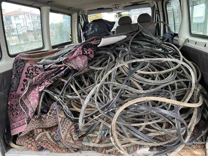 Kablo hırsızları lokantada mola verince yakalandı
