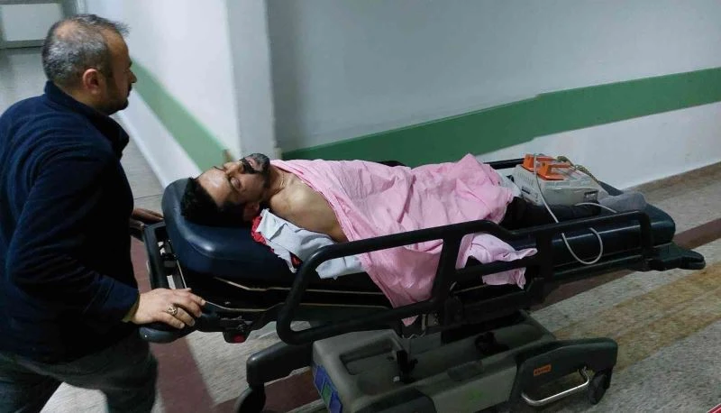 Yemek yerken kardeşinin bıçaklı saldırısında ağır yaralandı
