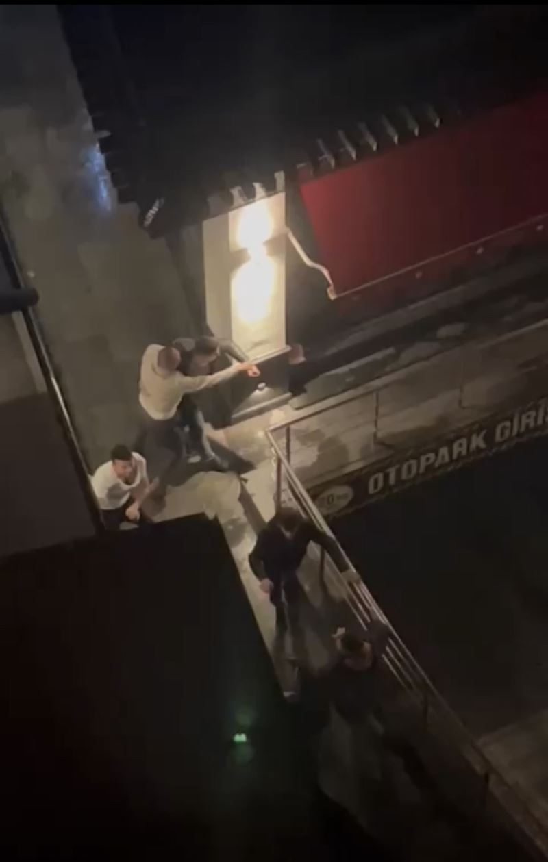 İstanbul’da barda başlayan kavga dışarıya taştı: Tekme, tokat ve masalı kavga kamerada
