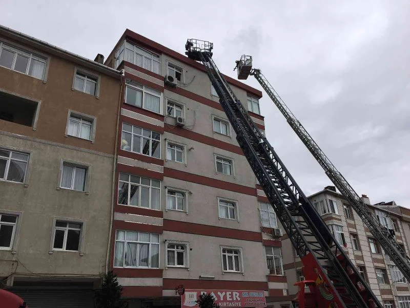 Güngören’de 5 katlı binada yangın paniği
