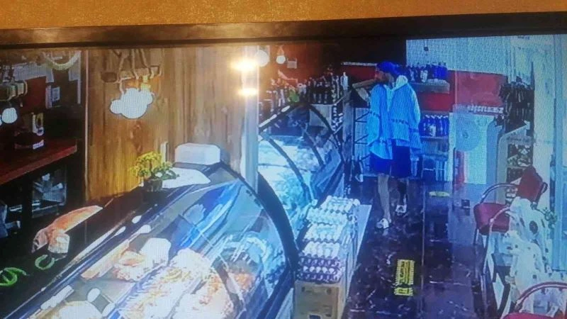 Turist görünümlü şahsın, otomobil hırsızlığı kamerada
