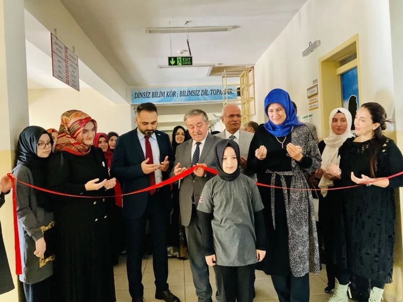 Bu sınıfta kız öğrenciler hayata hazırlanıyor
