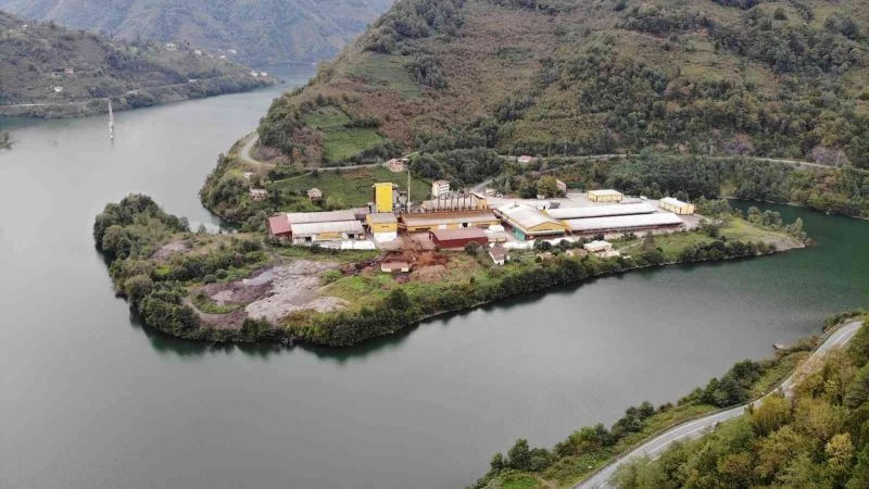 Artvin’de etrafı sularla çevrili çay fabrikası ilgi çekiyor
