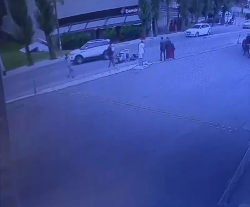 Benzinlikten çıkan cipi geç fark edince kaza yaptı
