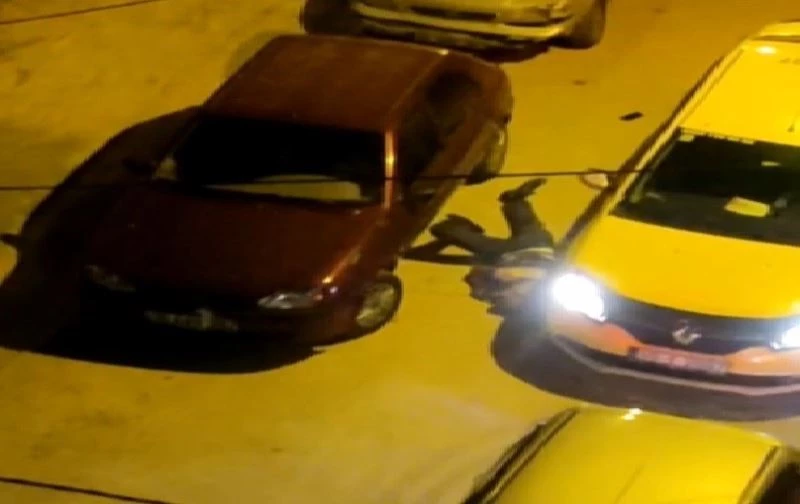 Bandırma’da ticari taksi kavgada yaralanan kişinin kolunu böyle ezdi
