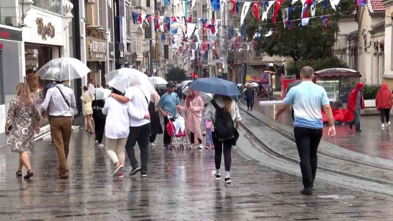 İstiklal ve Taksim’de aniden bastıran yağış, vatandaşlara zor anlar yaşattı
