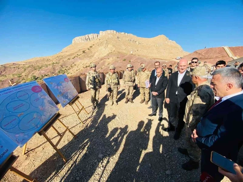Şırnak’ta, 12 tabur, 125 tim, 1600 personel ile Kaval Dağı-Bestler Dereler’de ’Eren Abluka Sonbahar-Kış-1 Şehit Jandarma Teğmen İsmail Can Akdeniz’ operasyonu başlatıldı.
