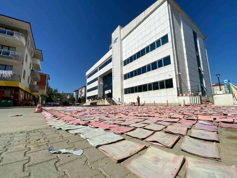 Selde ıslanan resmi evraklar tek tek kurutuluyor
