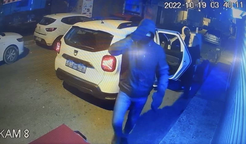 İstanbul’da komedi filmlerini aratmayan anlar kamerada: Hırsızlar kaçarken suç ortağını unuttu
