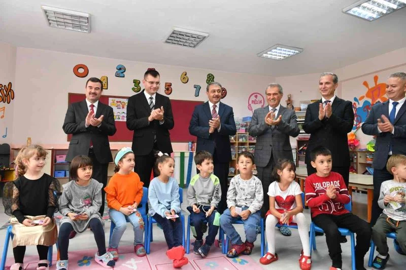 Vali Şıldak Bigadiç’te Miniklerle buluştu
