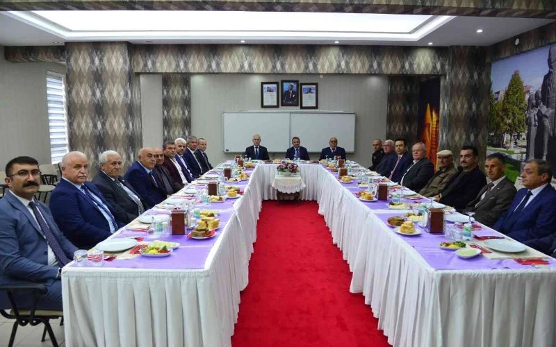 Vali Mete Buhara, muhtarları dinledi
