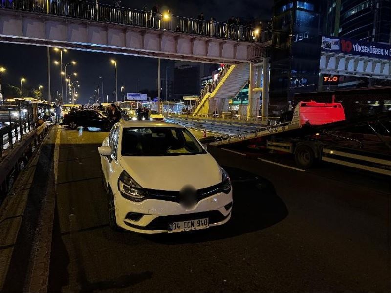 Bakırköy E-5’teki kazanın görüntüleri ortaya çıktı: Makas atarken kaza yapan aracın motoru yola düştü
