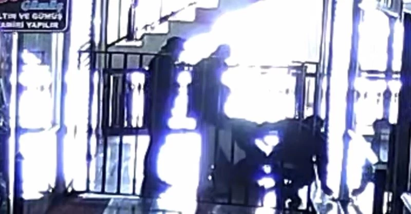 Demir korkuluktan aşmak isterken sırt üstü yere düştü
