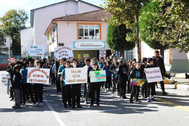 İklim değişikliği ile mücadeleye dikkat çekmek için bando eşliğinde yürüdüler
