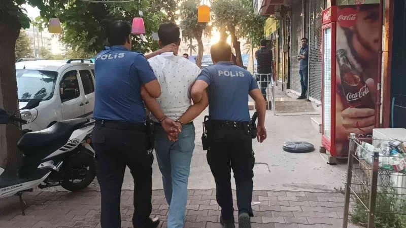 Hırsızlıktan aranan şahıs polisin kovalamacası ile yakalandı
