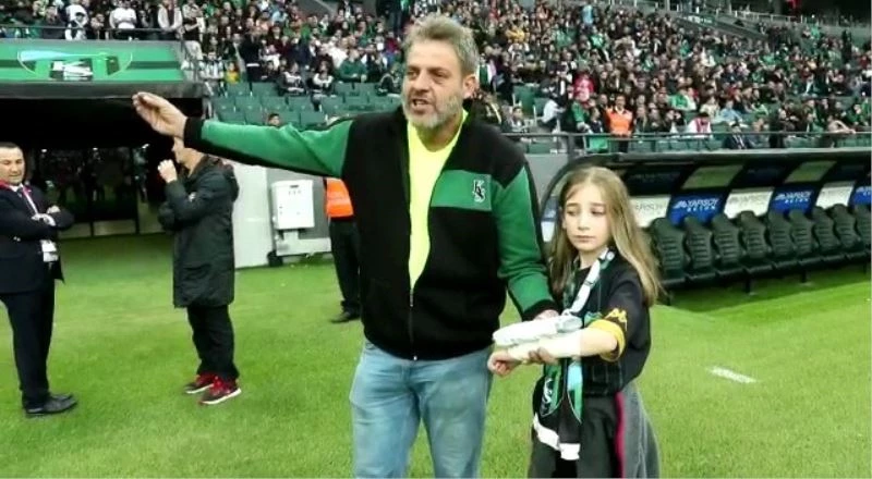 Yüzlerce taraftar maça giremeyince kavga çıktı
