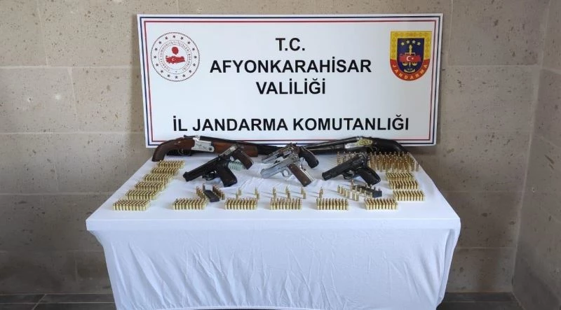 Piyasadan topladığı silahları satamadan jandarmaya yakalandı
