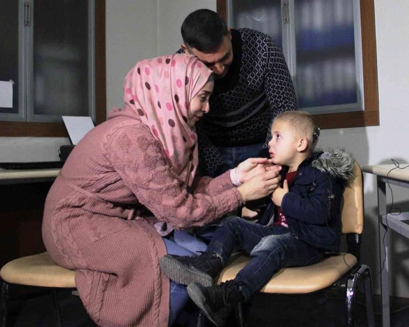 3 yaşında ilk kez duydu hemen annesine sarıldı
