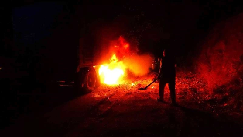 Alev alan tırın lastiğini kürekle toprak atıp söndürmeye çalıştı
