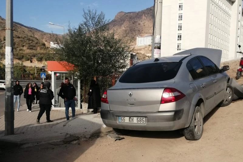 Otobüse çarpmamak için manevra yapınca kaza yaptı
