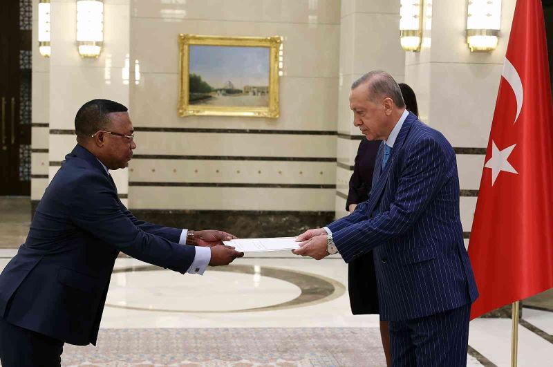 Kongo Cumhuriyeti’nın Ankara Büyükelçisi Ondele, Cumhurbaşkanı Erdoğan’a güven mektubu sundu
